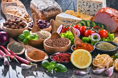 Masada çeşitli organik gıda ürünleri var..