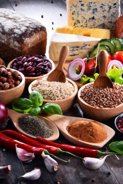 Masada çeşitli organik gıda ürünleri var..