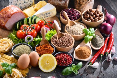 Masada çeşitli organik gıda ürünleri var..