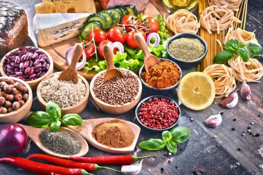 Masada çeşitli organik gıda ürünleri var..