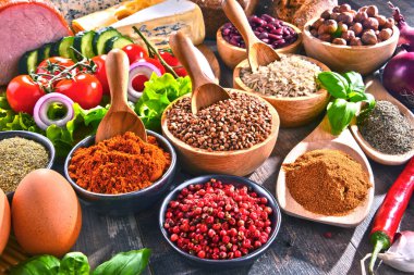 Masada çeşitli organik gıda ürünleri var..