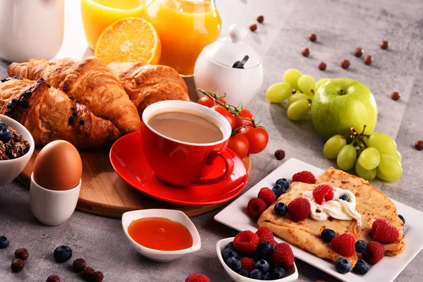 Snídaně Podávaná Kávou Pomerančovým Džusem Croissanty Vejci Cereáliemi Ovocem Vyvážená — Stock fotografie