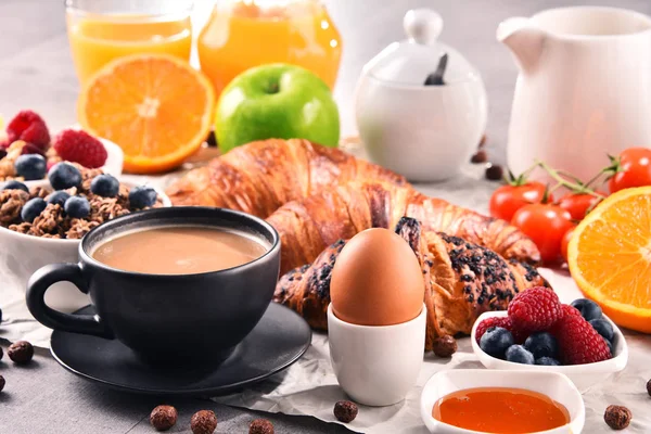 Desayuno Servido Con Café Zumo Naranja Croissants Huevo Cereales Frutas —  Fotos de Stock