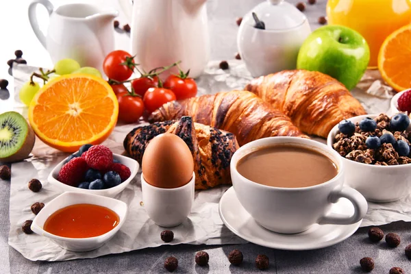 Завтрак Подается Кофе Апельсиновый Сок Круассаны Яйцо Крупы Фрукты Сбалансированное — стоковое фото