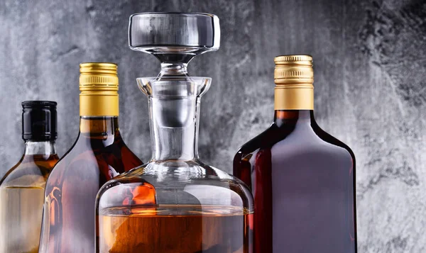 Skład Karafką Butelkami Różnych Napojów Alkoholowych — Zdjęcie stockowe