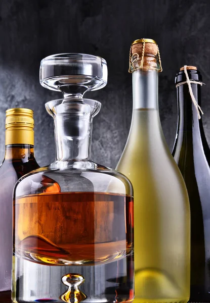 Composizione Con Caraffa Bottiglie Bevande Alcoliche Assortite — Foto Stock
