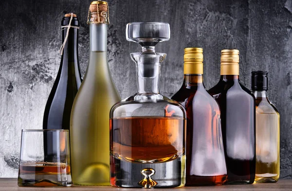 Composición Con Jarra Botellas Bebidas Alcohólicas Variadas — Foto de Stock