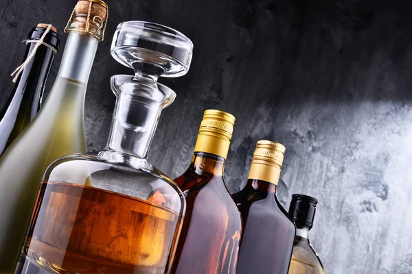 Composición Con Jarra Botellas Bebidas Alcohólicas Variadas — Foto de Stock