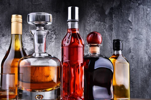 Composición Con Jarra Botellas Bebidas Alcohólicas Variadas — Foto de Stock