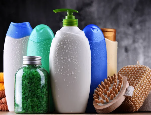 ボディケアと美容製品のプラスチックボトル — ストック写真