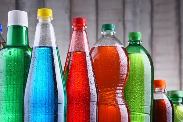 Bouteilles Plastique Boissons Gazeuses Assorties Dans Une Variété Couleurs — Photo