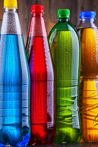 Garrafas Plásticas Refrigerantes Carbonatados Variados Variedade Cores — Fotografia de Stock