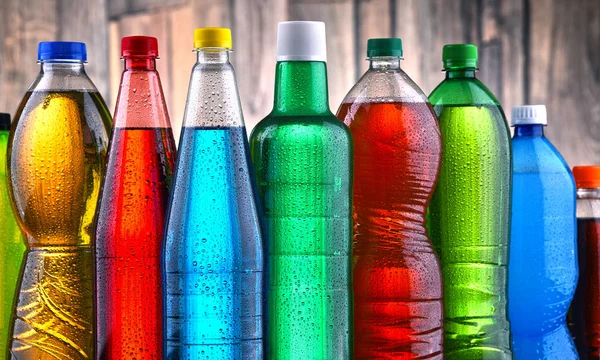 Plastic Flessen Van Diverse Koolzuurhoudende Frisdranken Verschillende Kleuren — Stockfoto