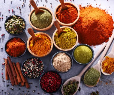 Baharat mutfak masasının üzerinde çeşitli.
