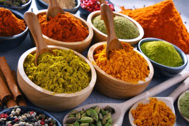 Baharat mutfak masasının üzerinde çeşitli.