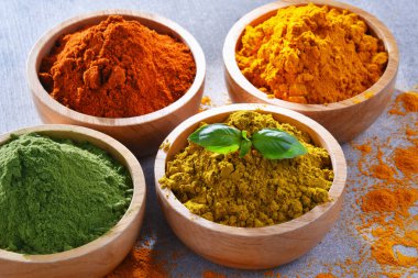 Baharat mutfak masasının üzerinde çeşitli.