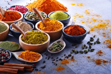 Baharat mutfak masasının üzerinde çeşitli.