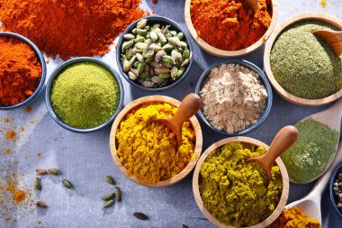 Baharat mutfak masasının üzerinde çeşitli.