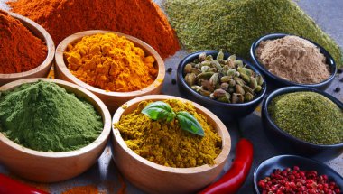 Baharat mutfak masasının üzerinde çeşitli.