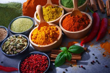 Baharat mutfak masasının üzerinde çeşitli.