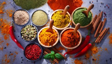 Baharat mutfak masasının üzerinde çeşitli.