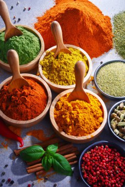 Baharat mutfak masasının üzerinde çeşitli.