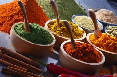 Baharat mutfak masasının üzerinde çeşitli.