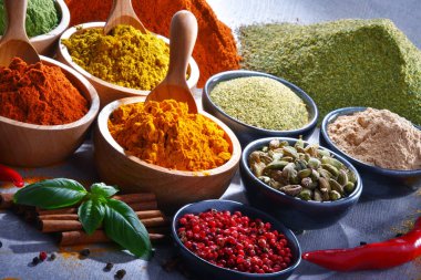 Baharat mutfak masasının üzerinde çeşitli.