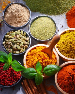 Baharat mutfak masasının üzerinde çeşitli.