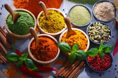 Baharat mutfak masasının üzerinde çeşitli.