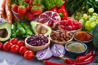 Taze vejetaryen bakkal ürünleri ile kompozisyon.