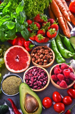 Taze vejetaryen bakkal ürünleri ile kompozisyon.