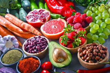 Taze vejetaryen bakkal ürünleri ile kompozisyon.