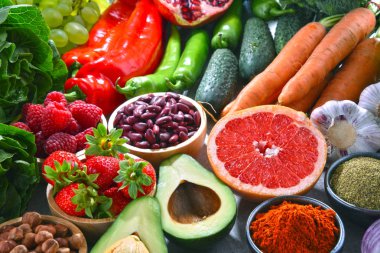 Taze vejetaryen bakkal ürünleri ile kompozisyon.