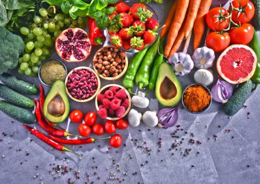 Taze vejetaryen bakkal ürünleri ile kompozisyon.