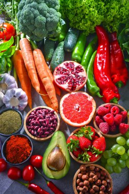 Taze vejetaryen bakkal ürünleri ile kompozisyon.