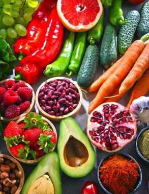 Taze vejetaryen bakkal ürünleri ile kompozisyon.