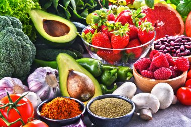 Taze vejetaryen bakkal ürünleri ile kompozisyon.