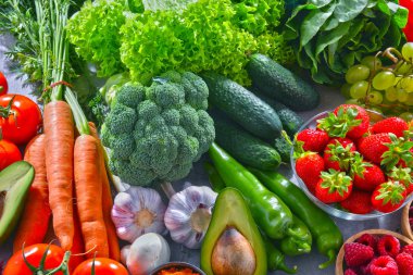 Taze vejetaryen bakkal ürünleri ile kompozisyon.