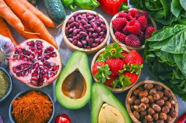 Taze vejetaryen bakkal ürünleri ile kompozisyon.