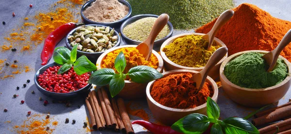 Baharat mutfak masasının üzerinde çeşitli.