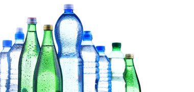 Beyaz üzerine izole edilmiş maden suyu içeren farklı çeşit şişelerin bileşimi