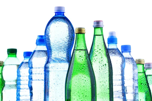 Samenstelling Met Verschillende Soorten Flessen Met Mineraalwater Geïsoleerd Wit — Stockfoto