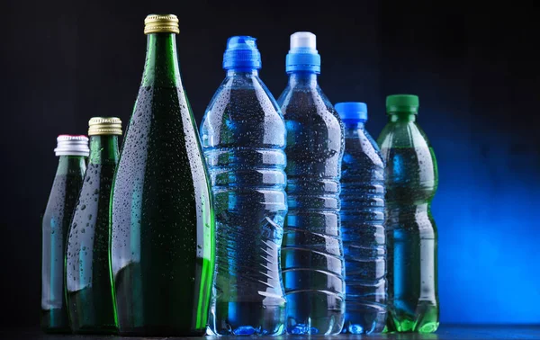 Samenstelling Met Verschillende Soorten Flessen Met Mineraalwater — Stockfoto