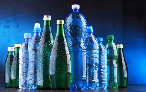 Samenstelling Met Verschillende Soorten Flessen Met Mineraalwater — Stockfoto