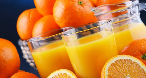 Gläser Mit Frisch Gepresstem Orangensaft Und Früchten — Stockfoto