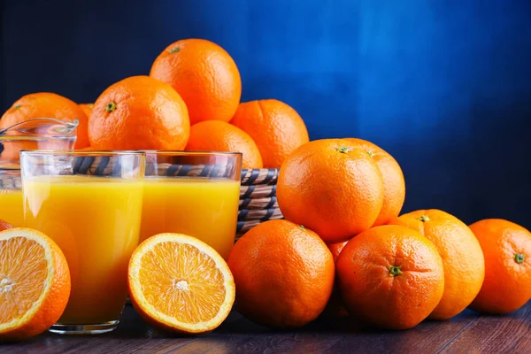 Pohár Frissen Facsart Narancslé Gyümölcsök — Stock Fotó