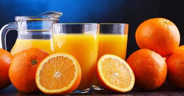 Taze Sıkılmış Portakal Suyu Meyve Ile Gözlük — Stok fotoğraf