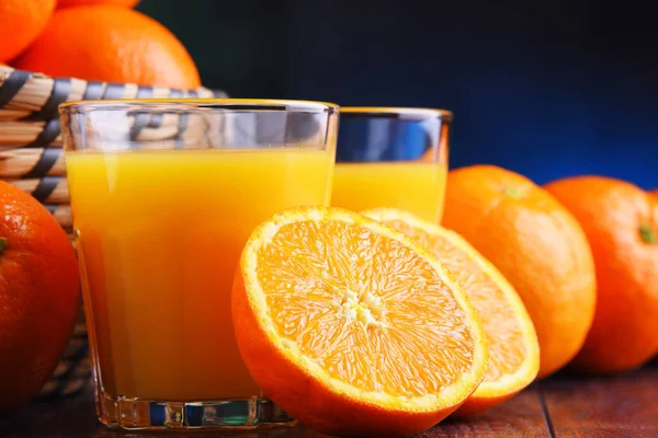 玻璃与鲜榨橙汁和水果 — 图库照片