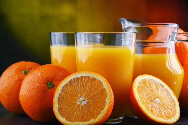 Bicchieri Con Succo Arancia Appena Spremuto Frutta — Foto Stock